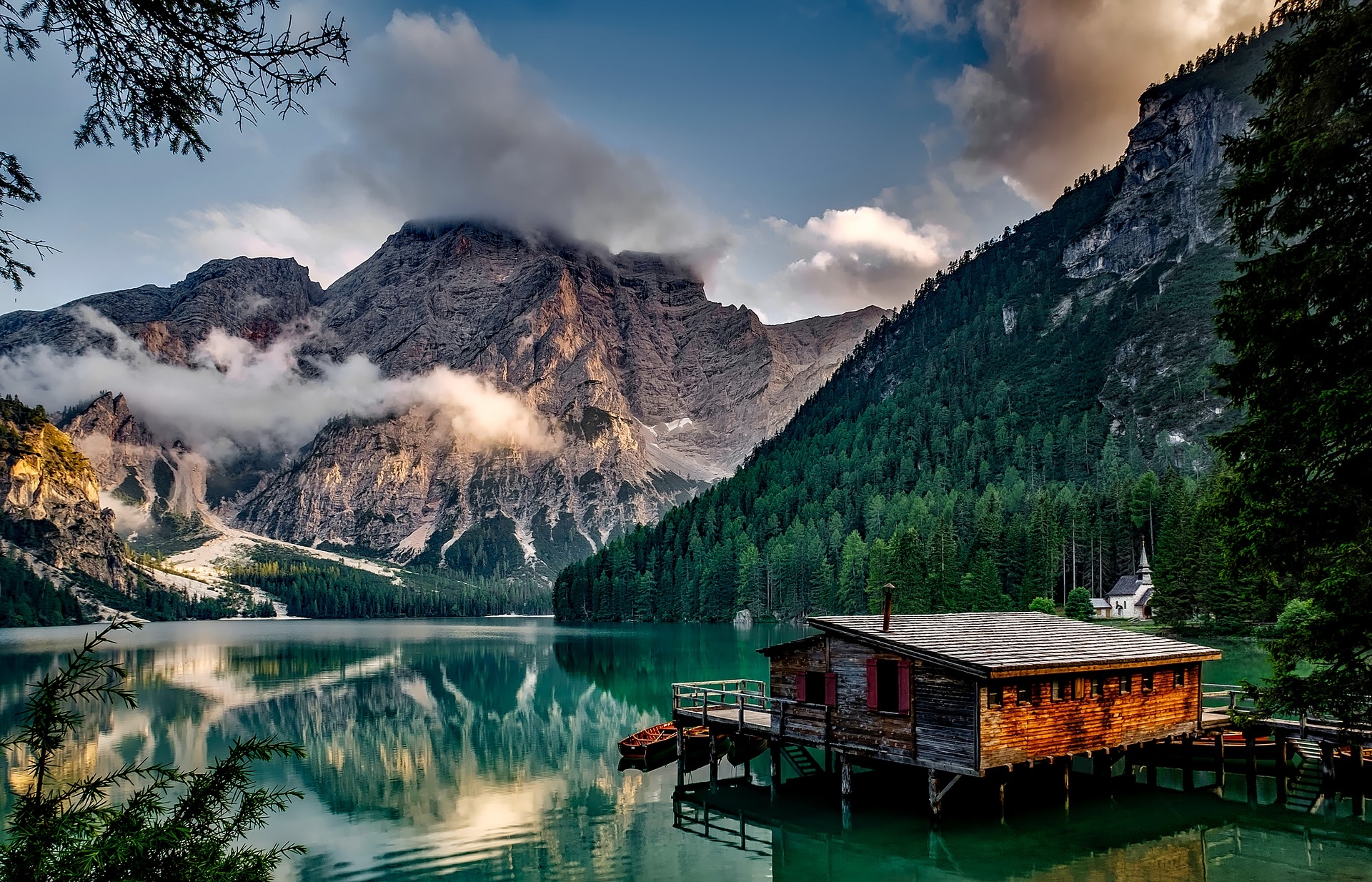 https://pixabay.com/hu/olaszorsz%C3%A1g-hegyek-braies-t%C3%B3-1587287/