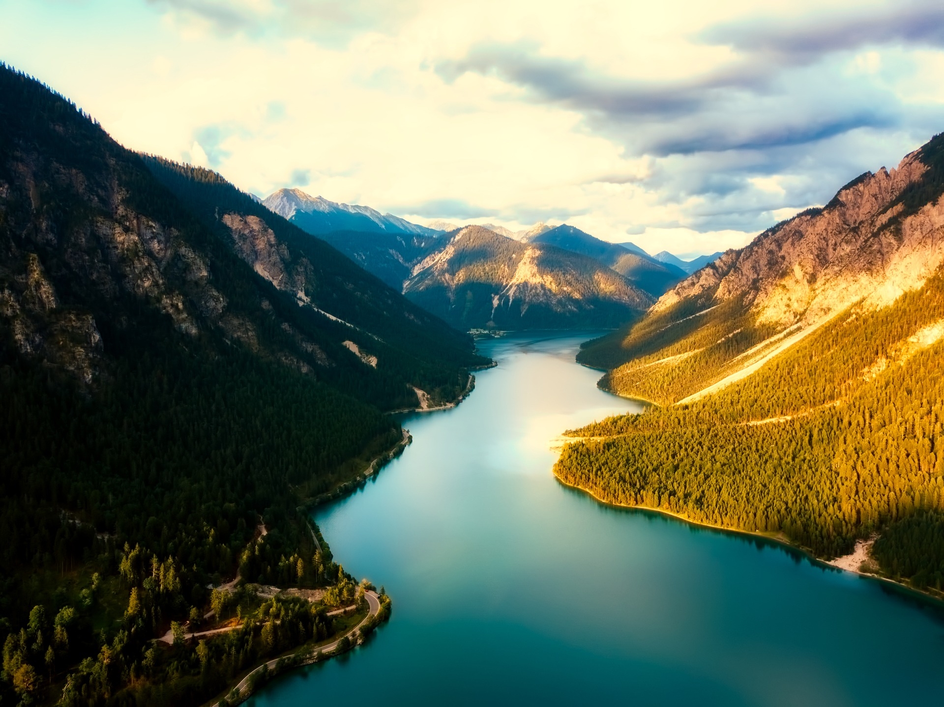 https://pixabay.com/hu/ausztria-hegyek-river-sky-clouds-2681400/