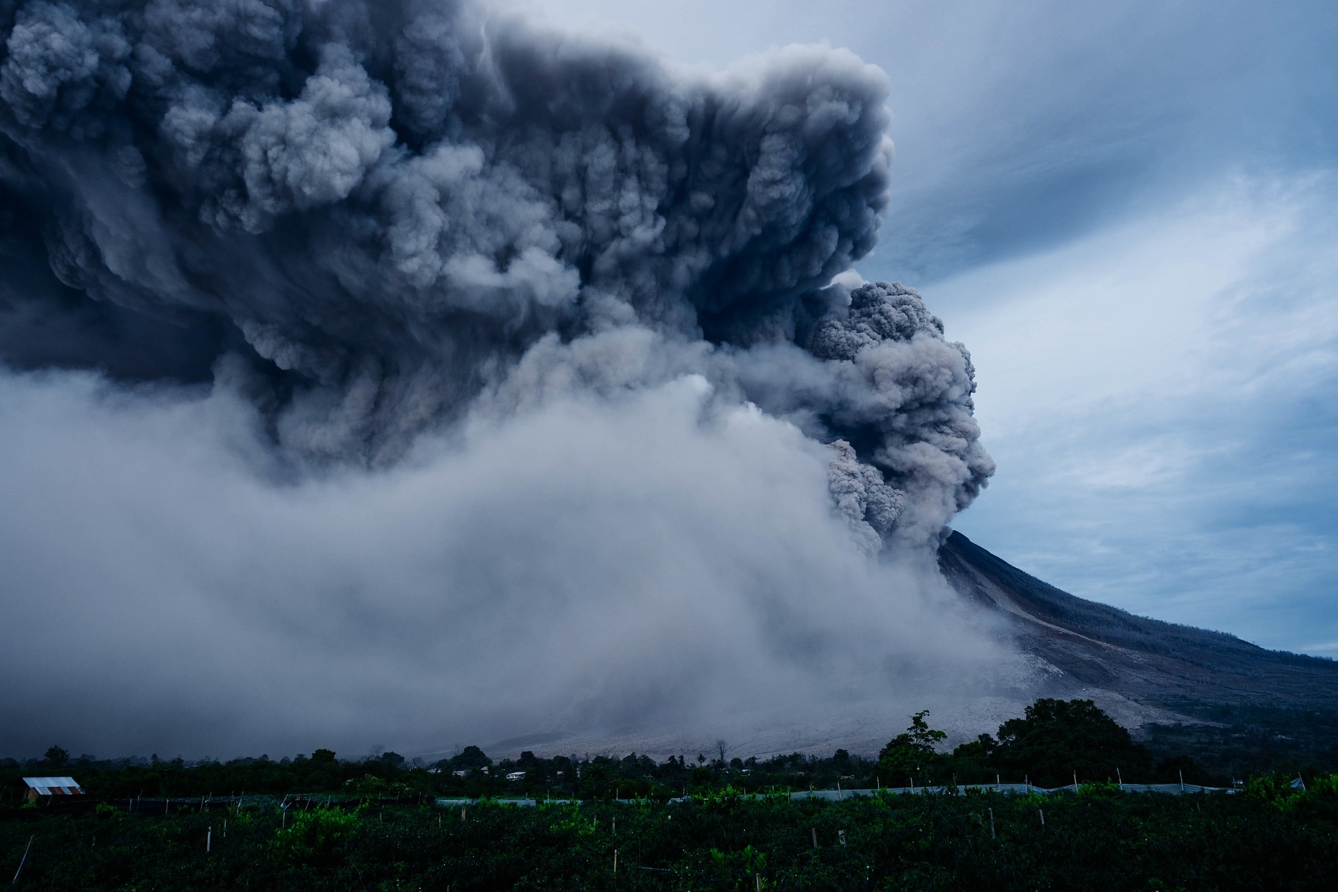 vulkán-robbanás-természet-kitörés