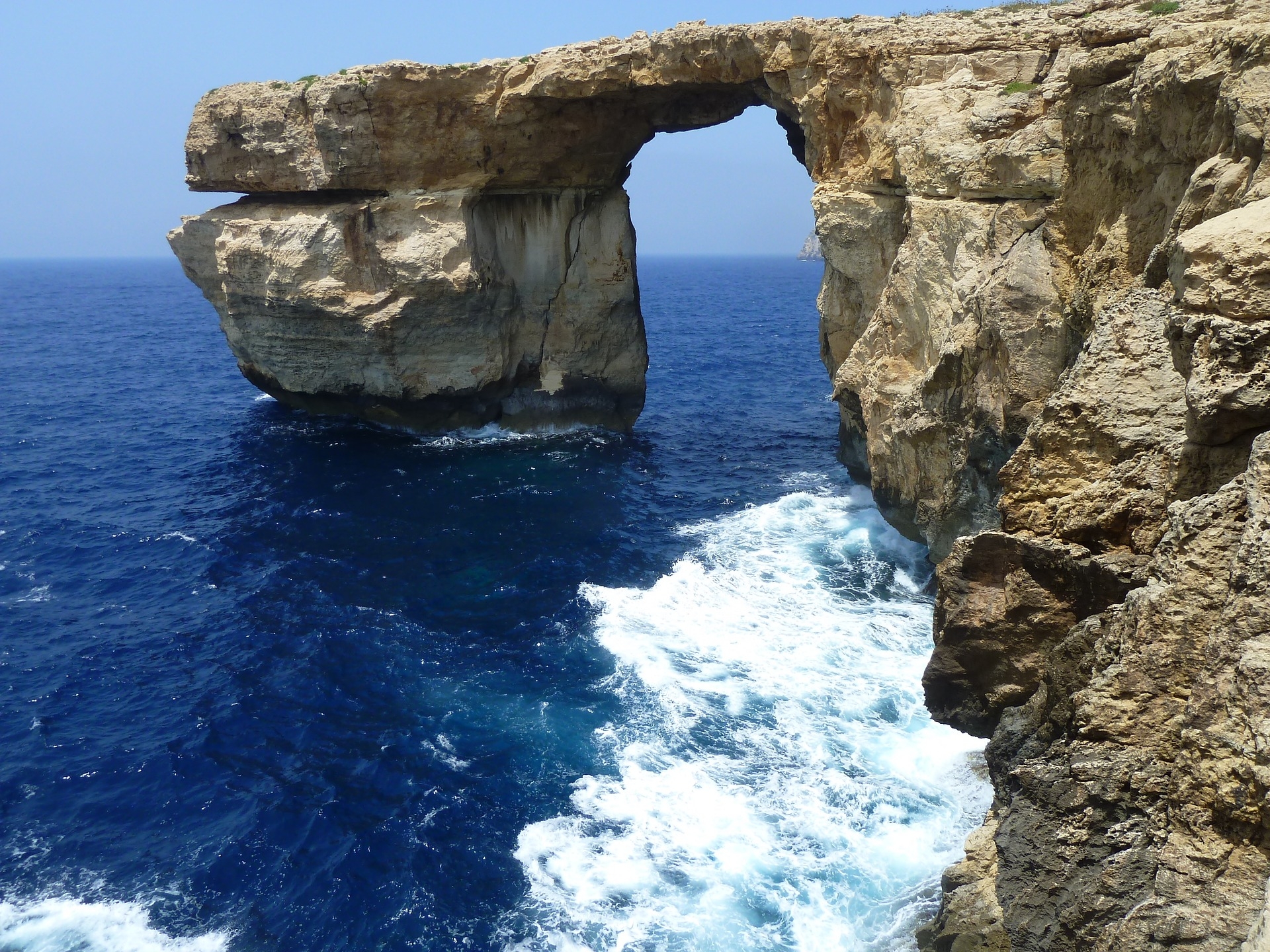 https://pixabay.com/hu/azure-window-m%C3%A1lta-%C3%A9gsz%C3%ADnk%C3%A9k-v%C3%ADz-2715329/