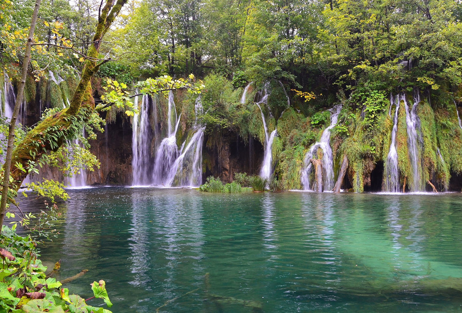 https://pixabay.com/hu/plitvice-nemzeti-park-v%C3%ADzes%C3%A9s-2637917/