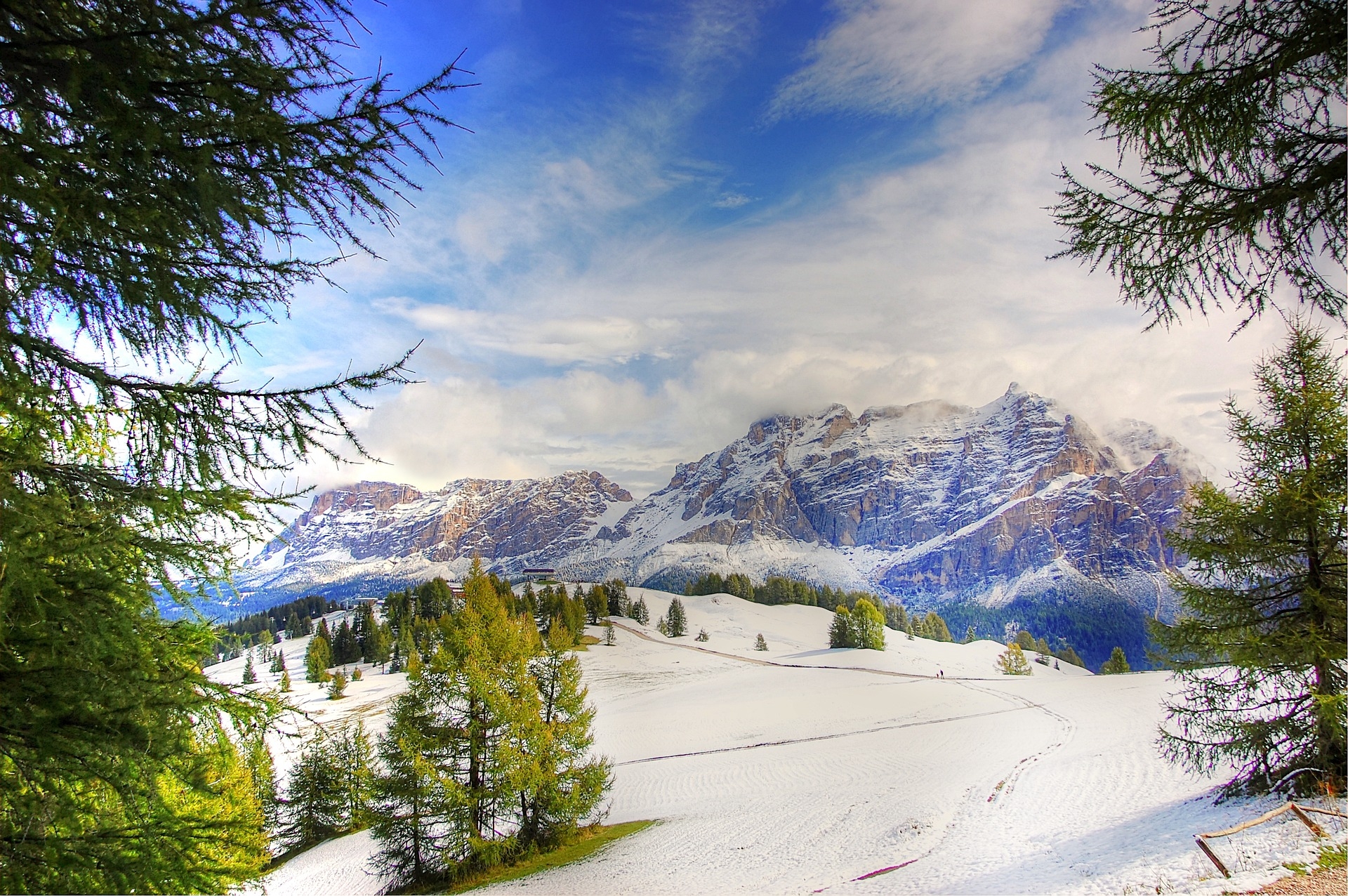 https://pixabay.com/hu/dolomitok-alpesi-hegyek-d%C3%A9l-tirol-2711323/