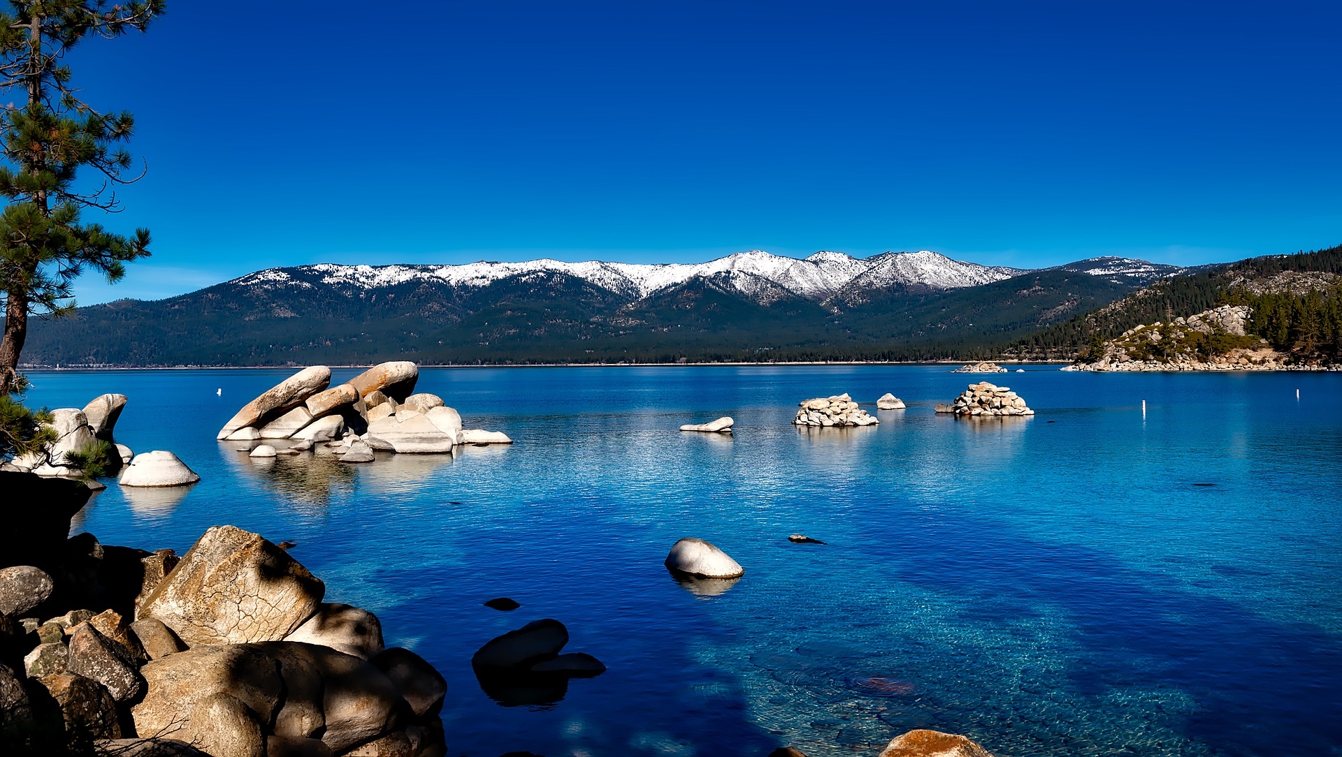 https://pixabay.com/hu/lake-tahoe-california-hegyi-erd%C5%91-1591339/