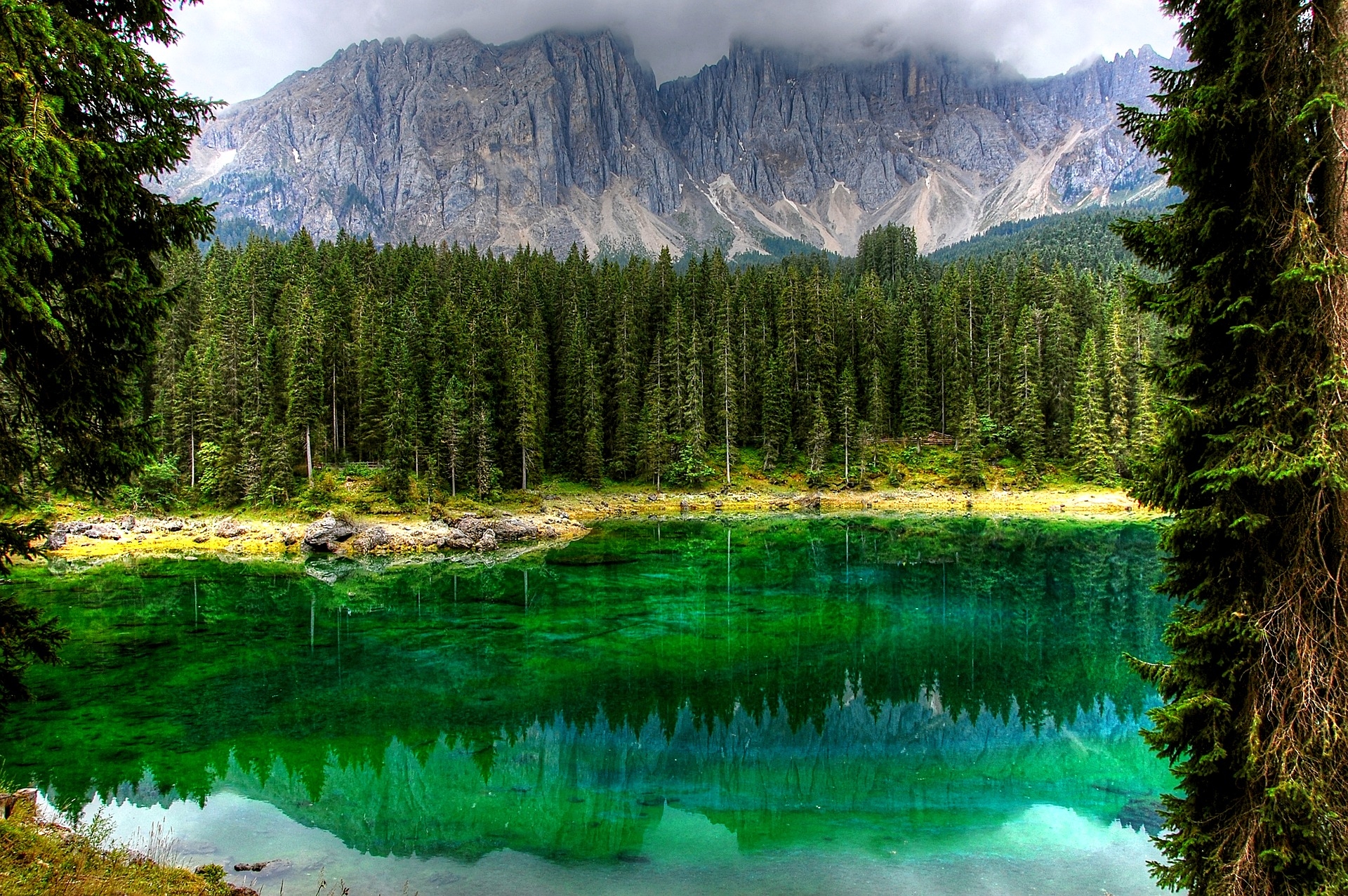 https://pixabay.com/hu/dolomitok-karersee-bergsee-2583007/