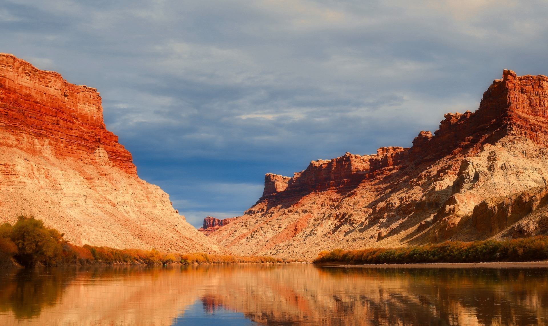 https://pixabay.com/hu/utah-t%C3%B3-v%C3%ADz-reflections-sky-2575384/