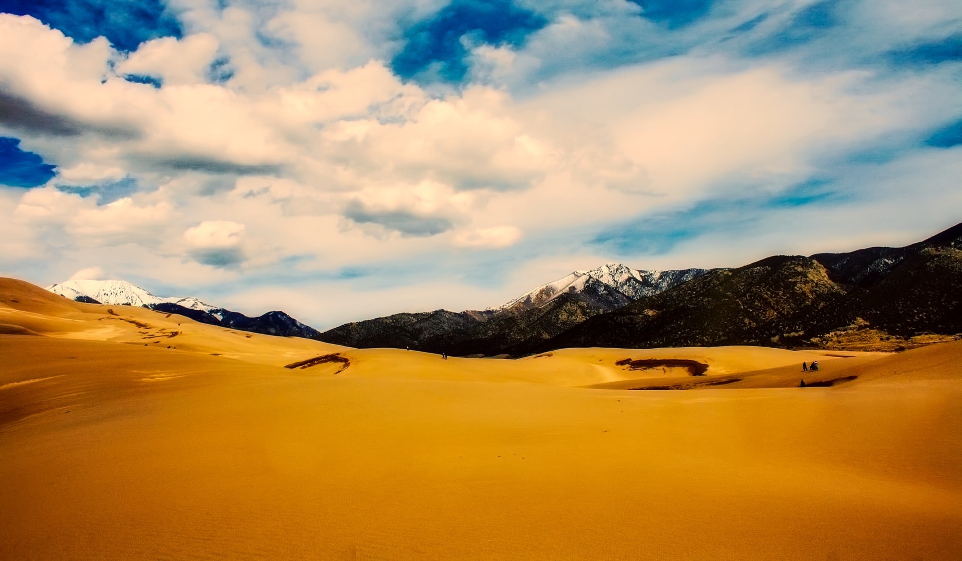 https://pixabay.com/hu/sivatag-fekv%C5%91-hegyek-sand-dunes-2674415/