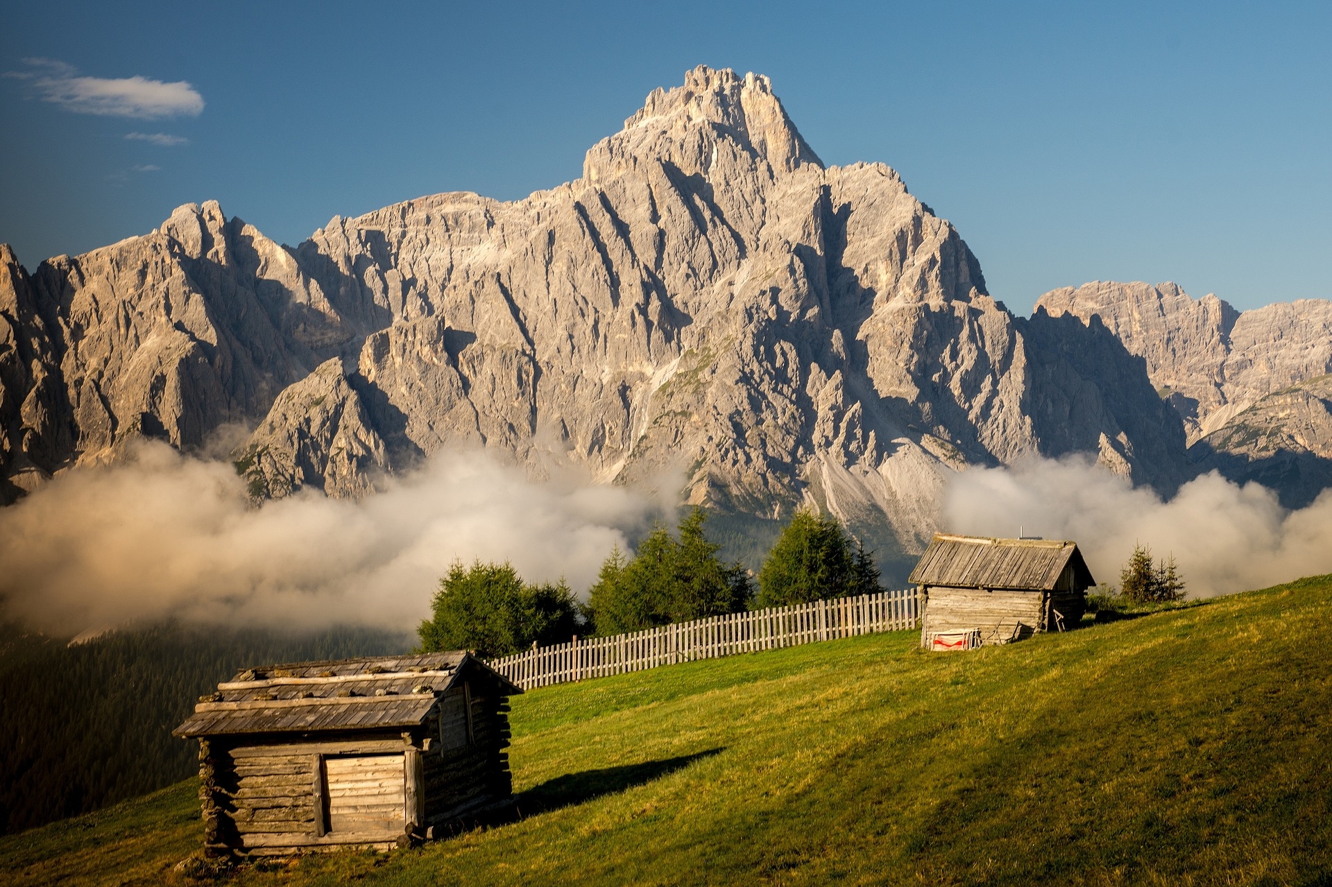 https://pixabay.com/hu/hegyek-alm-alpesi-d%C3%A9l-tirol-%C3%A9g-2722849/