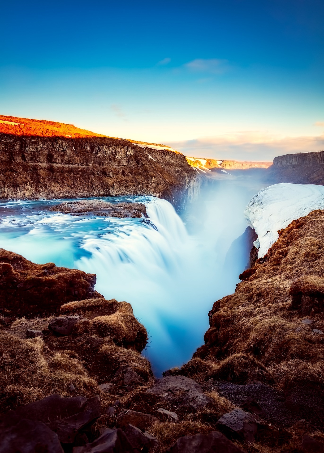 https://pixabay.com/en/iceland-tourism-waterfall-river-2507533/