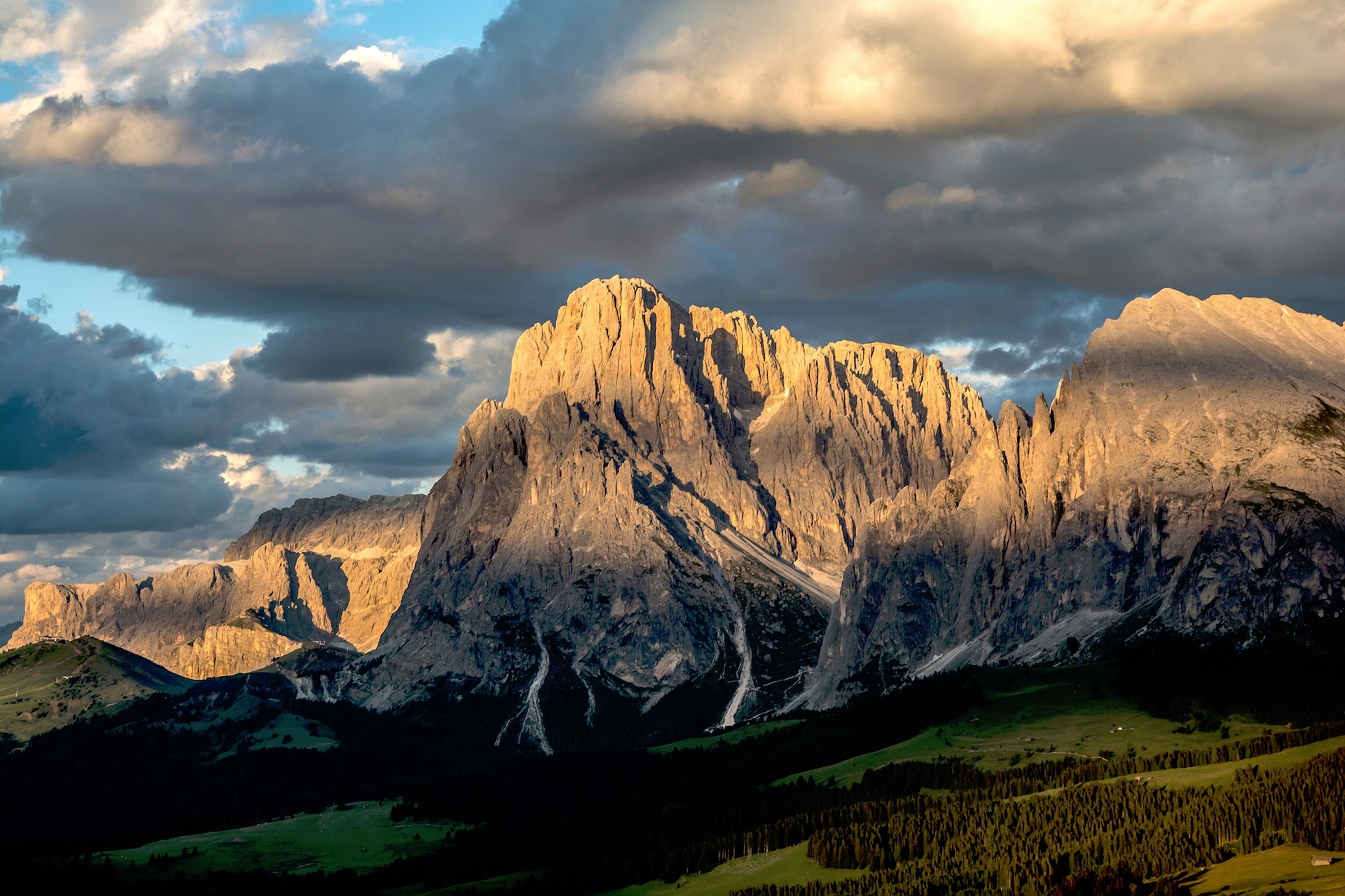 https://pixabay.com/en/nature-landscape-rocky-mountains-2569640/