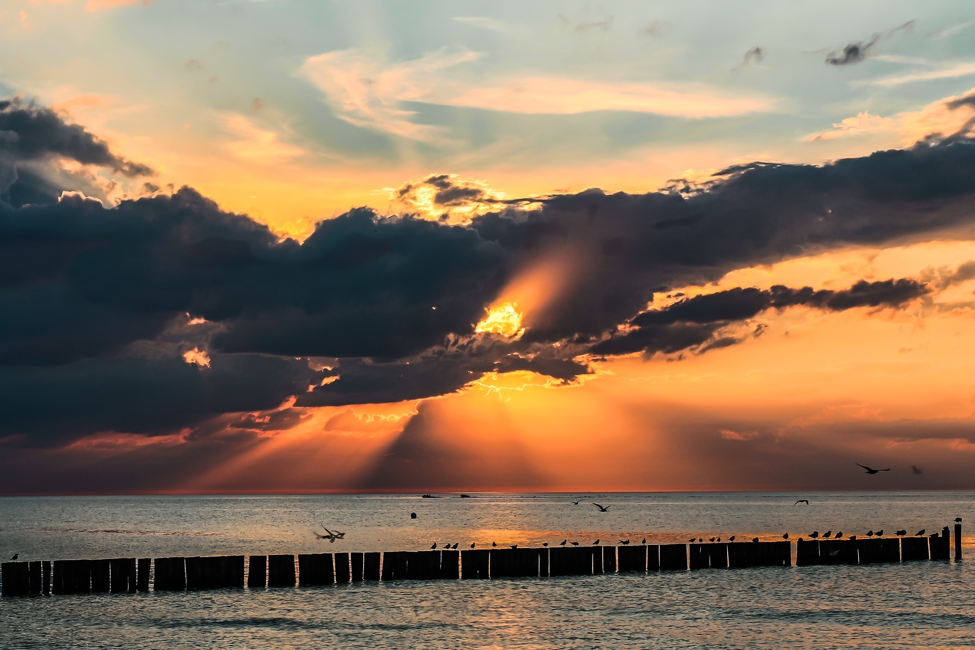 https://pixabay.com/en/sunset-sea-sunset-sea-abendstimmung-2641050/