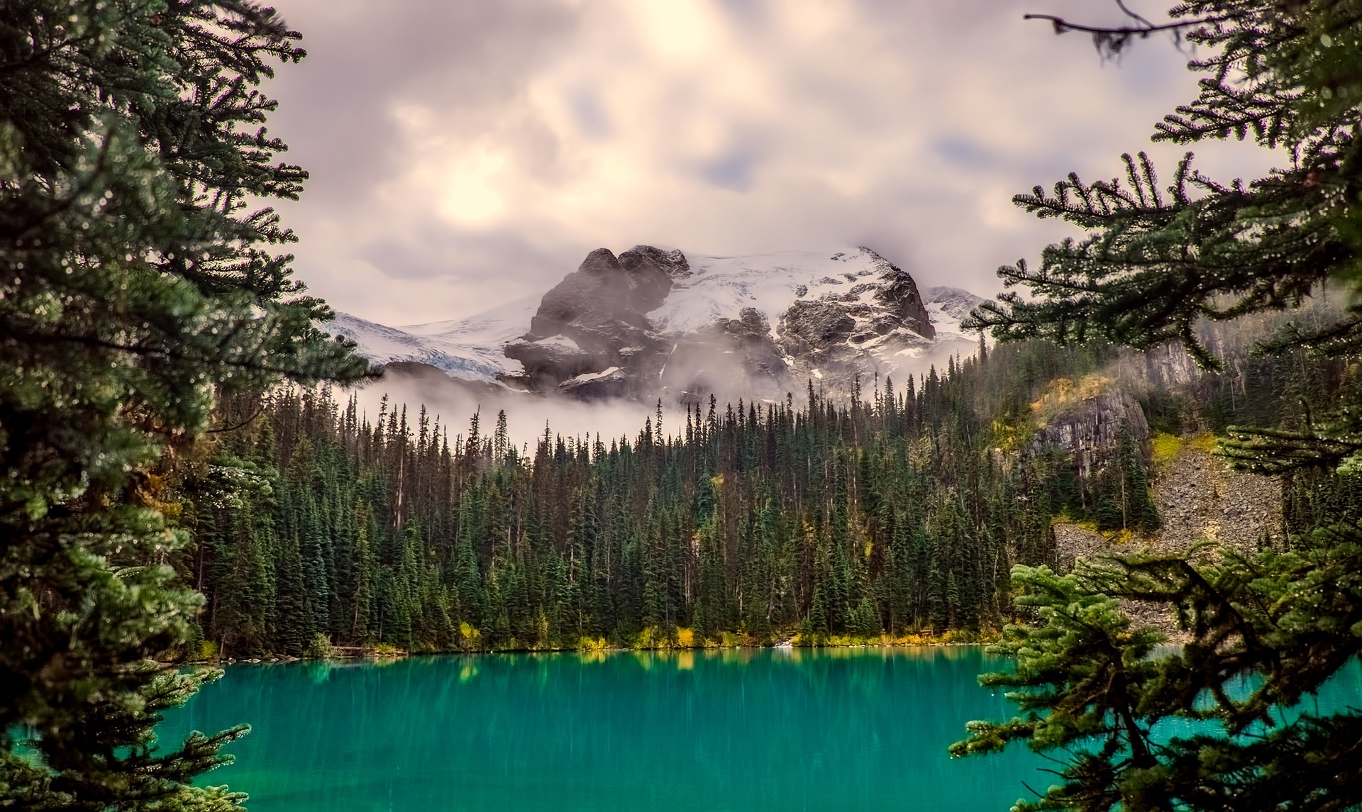 https://pixabay.com/en/canada-lake-sky-clouds-mountains-2438634/