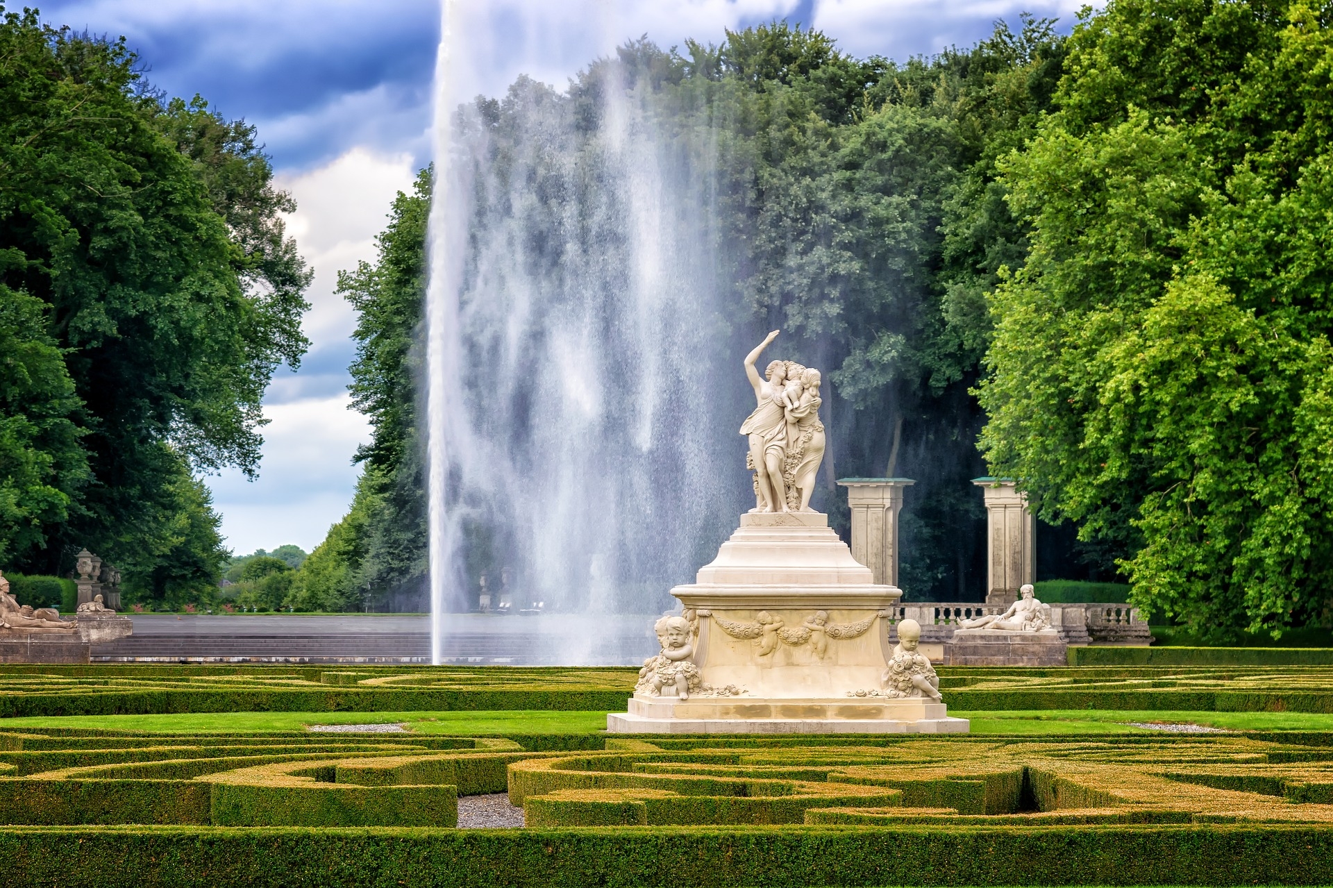 https://pixabay.com/en/park-castle-sculpture-fountain-2594142/