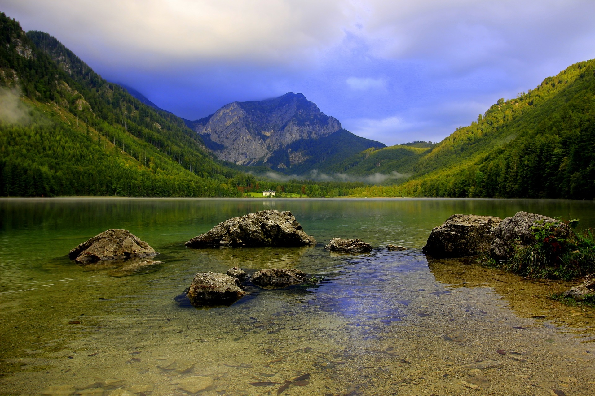 https://pixabay.com/en/mountains-water-lake-2721122/