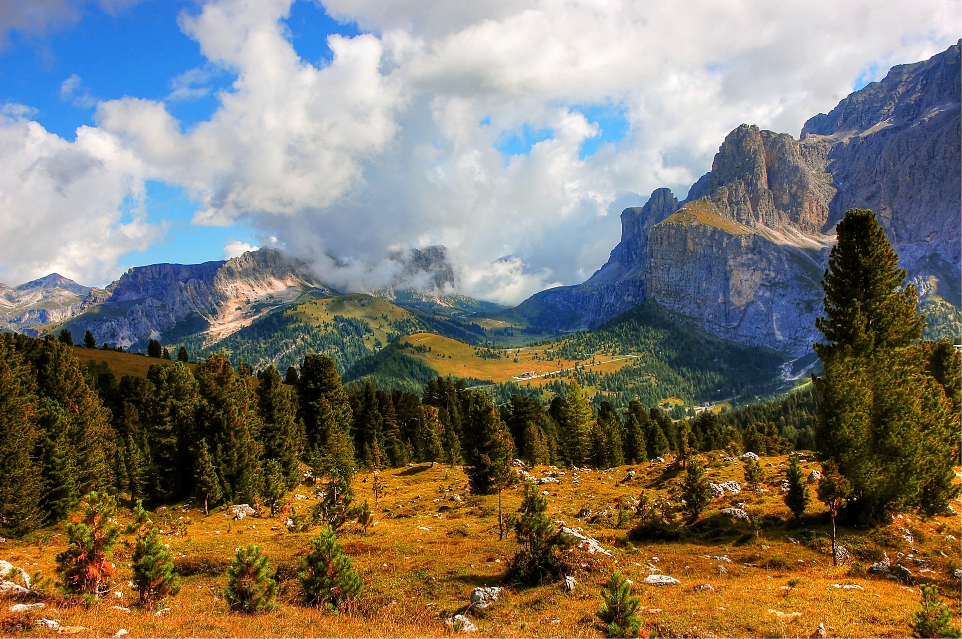 https://pixabay.com/en/dolomites-mountains-italy-2582890/