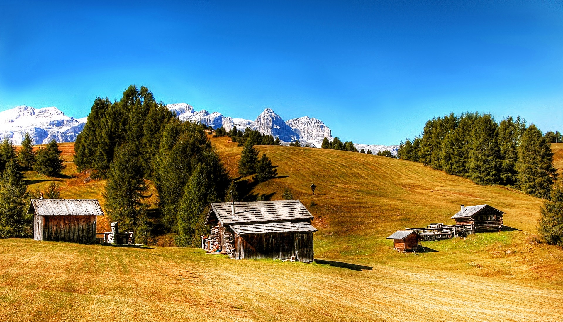 https://pixabay.com/en/dolomites-mountains-italy-2631159/