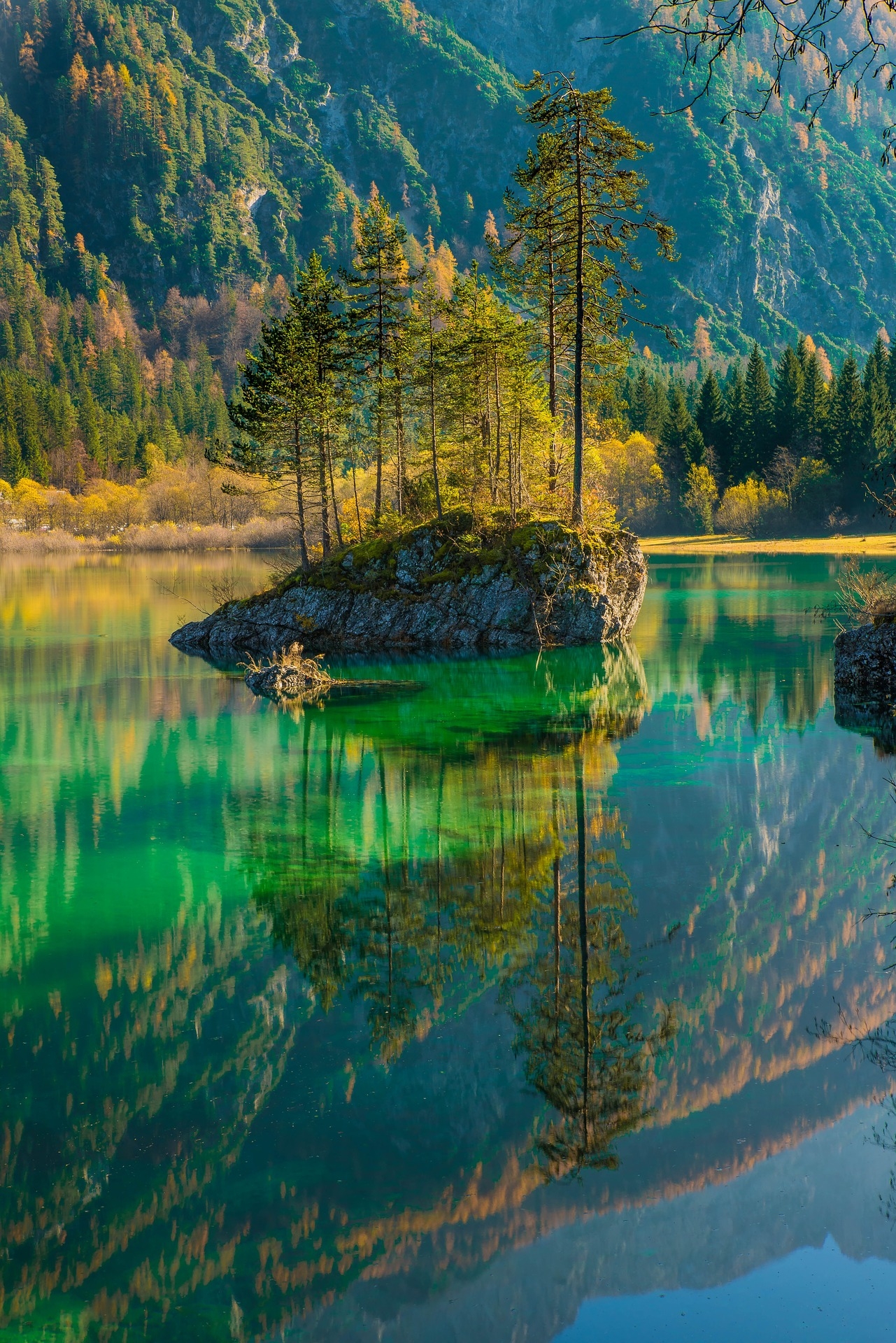 https://pixabay.com/en/lake-reflections-mountain-2015531/