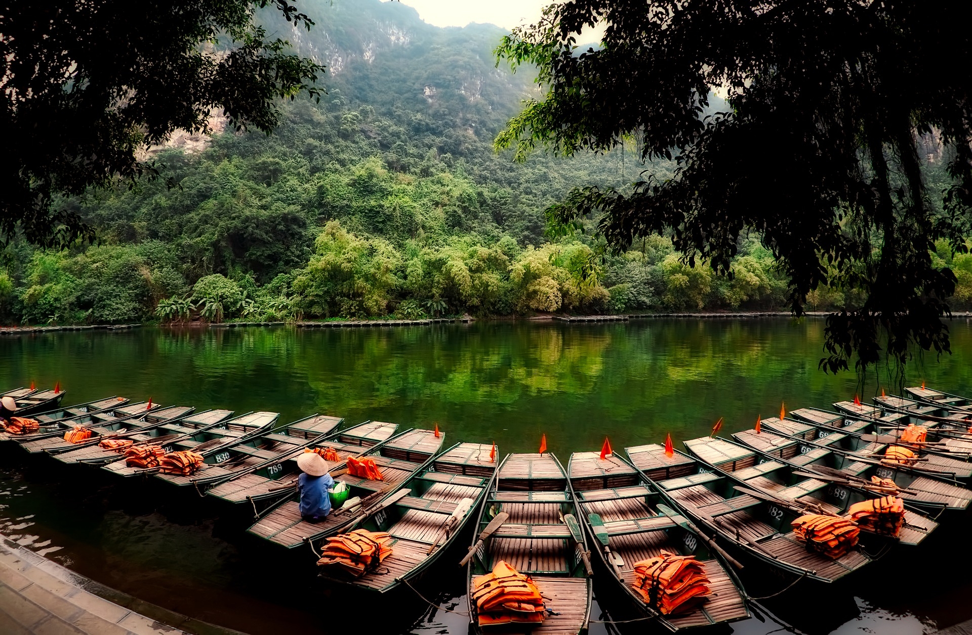 https://pixabay.com/en/vietnam-boats-life-jackets-forest-2681566/