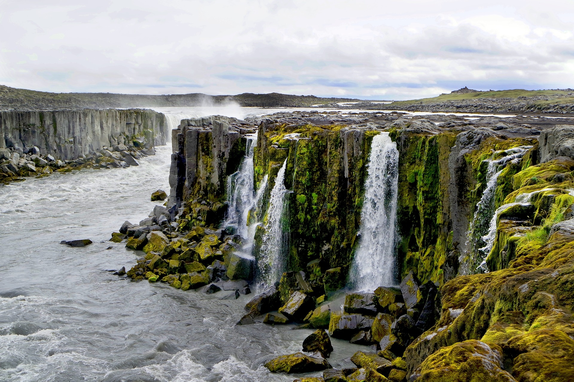 https://pixabay.com/en/cascade-cascades-iceland-nature-2676702/