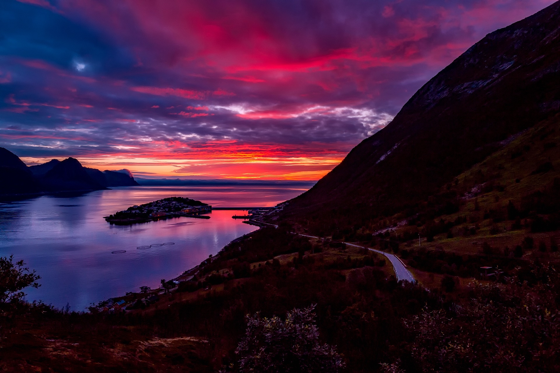 https://pixabay.com/en/norway-sunset-dusk-beautiful-sky-2340324/