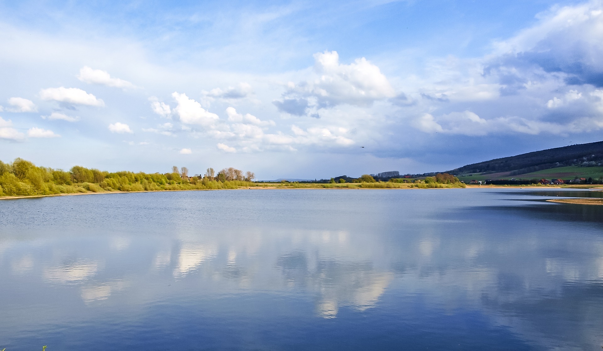 https://pixabay.com/en/gravel-pond-pond-water-lake-2383085/