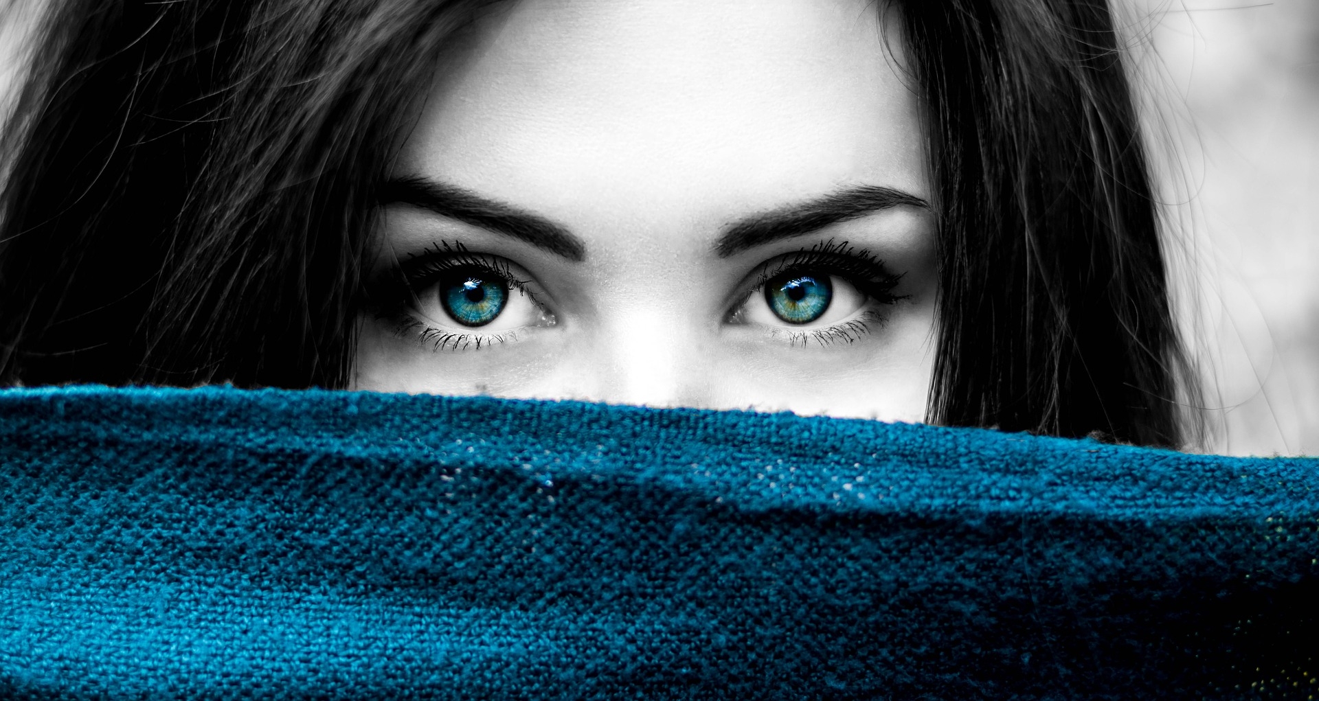 nő-kék-szemek-kék-lány