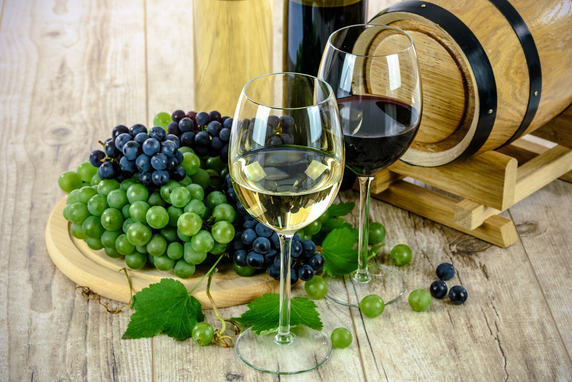 két-fajta-bor-fehér-bor-üveg-szőlő